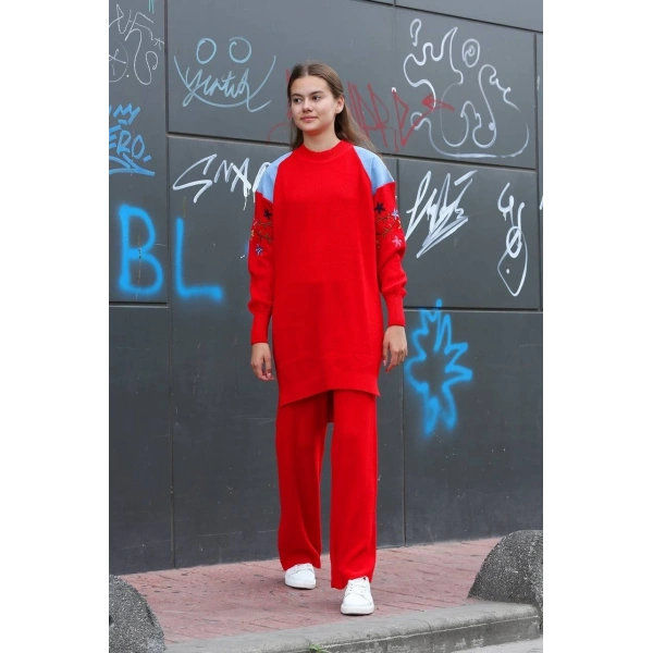 Omuz detaylı kol nakışlı ikili alt üst triko takım kırmızı