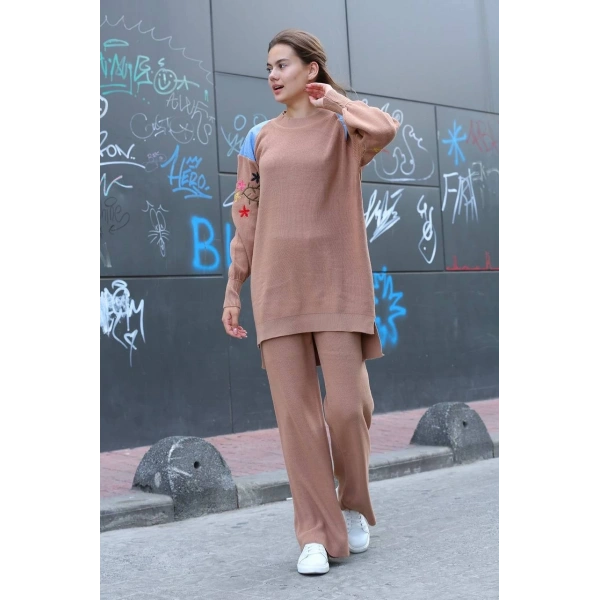 Omuz detaylı kol nakışlı ikili alt üst triko takım vizon