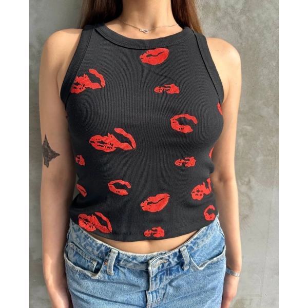 Öpücük baskılı bluz