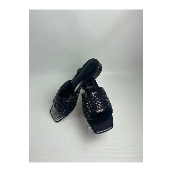 Ortu Siyah Cilt İşlemeli Terlik