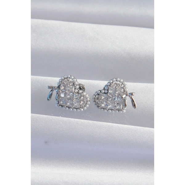 Pirinç Gümüş Renk Fiyonk Detay İncili Zirkon Taşlı Kalp Küpe