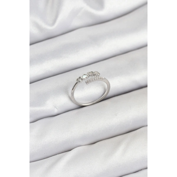 Pirinç Gümüş Renk Kalpli Detaylı Zirkon Taşlı Kadın Yüzük