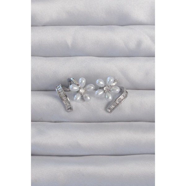 Pirinç Gümüş Renk Zirkon Taşlı Kıvrımlı İnci Çiçek Küpe