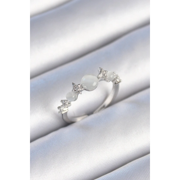 Pirinç Gümüş Renk Zirkon Taşlı Yıldız Detay Beyaz Mineli Kadın Yüzük