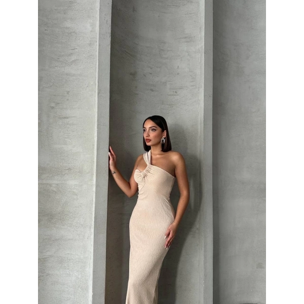 Tek omuz pliseli elbise