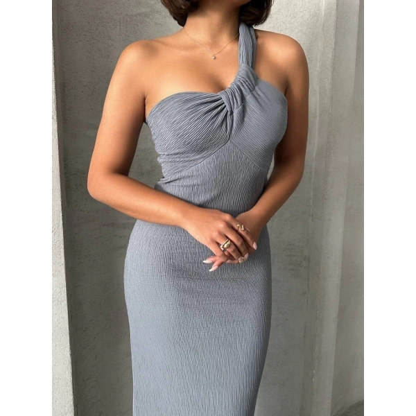 Tek omuz pliseli elbise