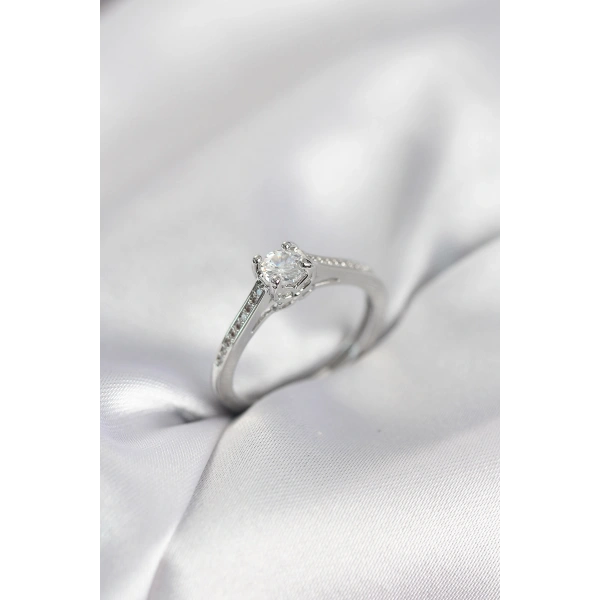 Tek Taş Gümüş Renk Zirkon Taşlı Model Kadın Yüzük