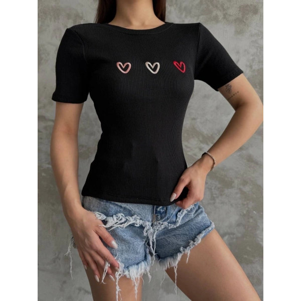 Üçlü kalp nakışlı bluz