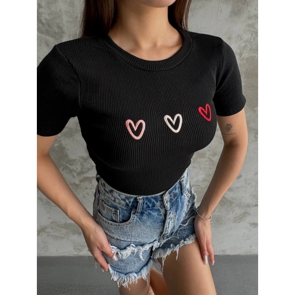 Üçlü kalp nakışlı bluz
