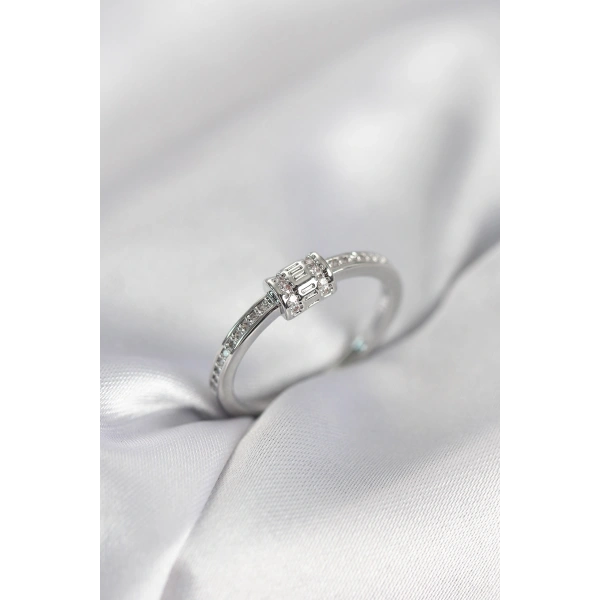 Zirkon Taşlı Gümüş Renk Pirinç Kadın Yüzük