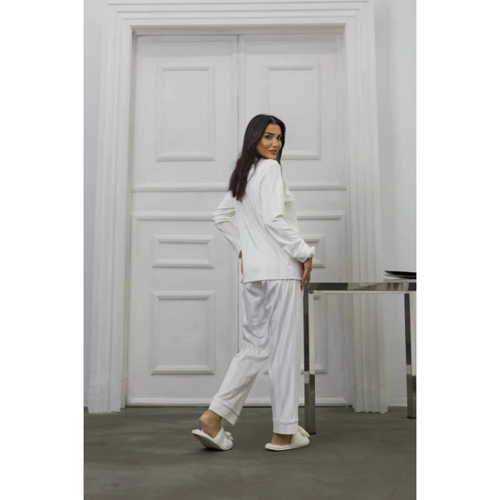 GİZOTTİ BEYAZ GOFRAJLI KALP NAKIŞLI UZUN KADİFE PİJAMA TAKIMI