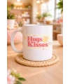Model 30 – Hugs & Kisses Tasarımlı Porselen Kupa - Sevdiklerine Sıcacık Bir Mesaj
