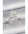 Pirinç Gümüş Renk Beyaz Mineli Çiçek Model Zirkon Taş Detay Kadın Yüzük