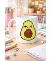 Sevimli Avokado Tasarımlı Porselen Kupa MODEL 120 – Göz Kırpan Avokado Figürlü Kahve & Çay Kupası