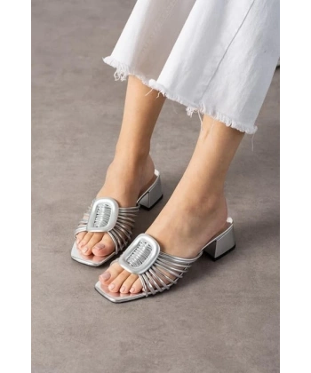 Anca Gümüş Rugan Topuklu Terlik