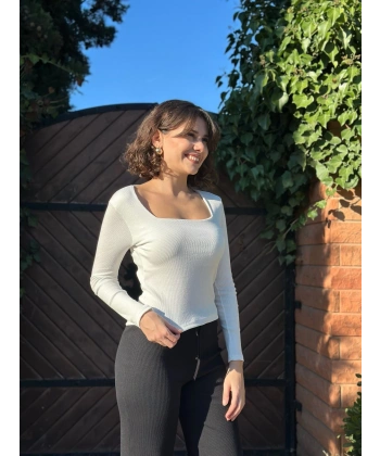 Çerçeve yaka kaşkorse bluz beyaz