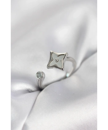 Gümüş Renk Köşeli Yonca Model Zirkon Taşlı Kadın Yüzük