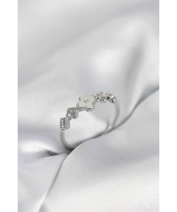 Gümüş Renk Minimal Yonca ve Zirkon Taşlı Kadın Yüzük