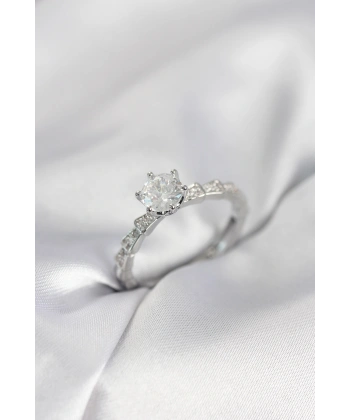 Gümüş Renk Zirkon Taşlı Tek Taş Model Kadın Yüzük