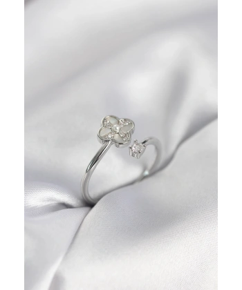 Gümüş Renk Zirkon Taşlı Yonca Model Kadın Yüzük