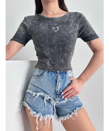 Kalp nakışlı asit yıkamalı bluz s3479