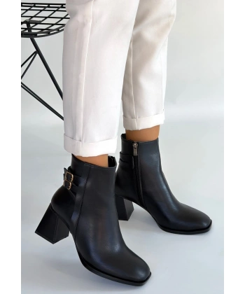 Kanda Siyah Cilt Topuklu Bot