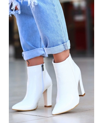 Loora Beyaz Rugan Desenli Topuklu Bot