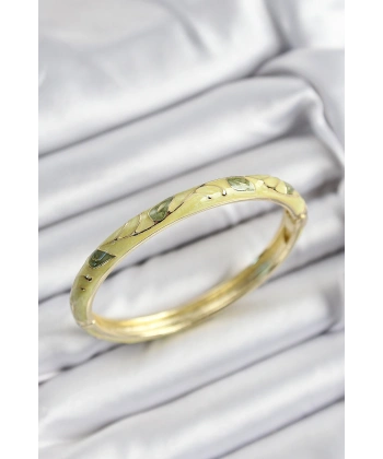 Mineli Pirinç Fıstık Yeşili Yaprak Motifli Gold Renk Kadın Kelepçe