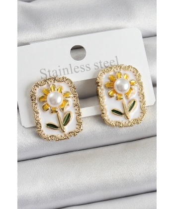 Pirinç Beyaz Mineli Papatya Figürlü Sanatsal Portre Model Gold Renk Kadın Küpe