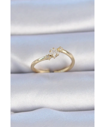 Pirinç Gold Renk Beyaz Çiçek Model Zirkon Taş Detay Kadın Yüzük