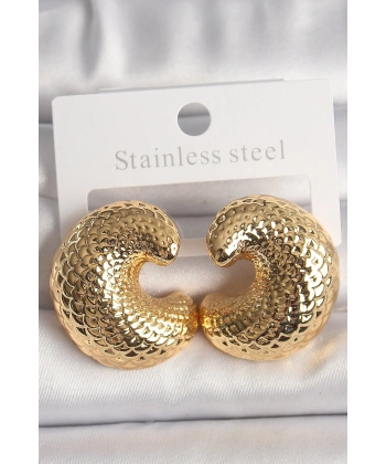 Pirinç Gold Renk Yılan Sırtı İşlemeli Yarım Halka Model Kadın Küpe