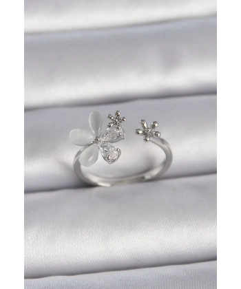 Pirinç Gümüş Renk Ayarlanabilir Zirkon Taşlı Beyaz Mineli Yaprak Model Kadın Yüzük