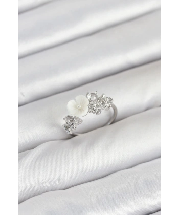 Pirinç Gümüş Renk Çiçek Model Zirkon Taşlı Kadın Yüzük