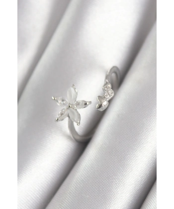 Pirinç Gümüş Renk Zirkon Taşlı Çiçek Model Kalp Detay Kadın Yüzük