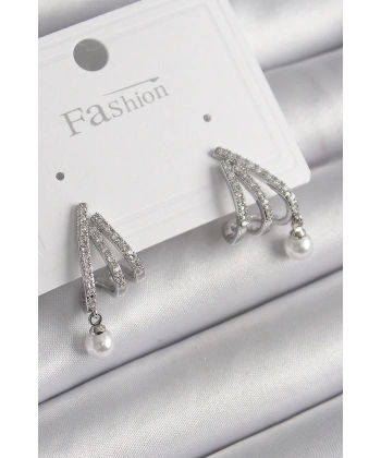 Pirinç Gümüş Renk Zirkon Taşlı Pençe Model İnci Detay Kadın Küpe