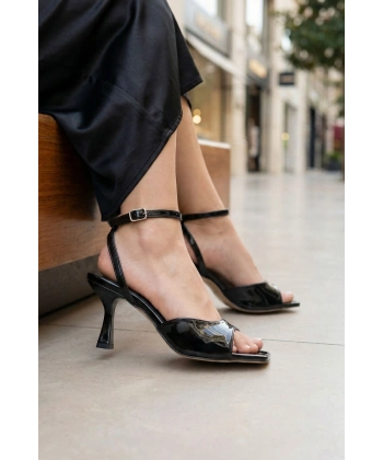 Soha Siyah Rugan Topuklu Bilekten Kemerli Ayakkabı