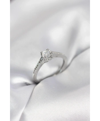 Tek Taş Gümüş Renk Zirkon Taşlı Model Kadın Yüzük