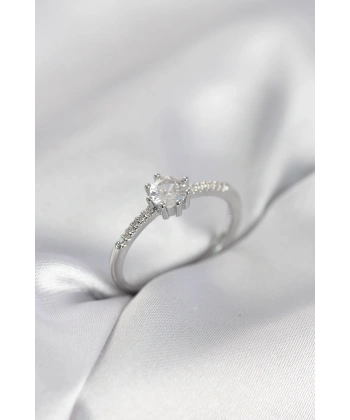 Tek Taş Model Gümüş Renk Zirkon Taşlı Kadın Yüzük