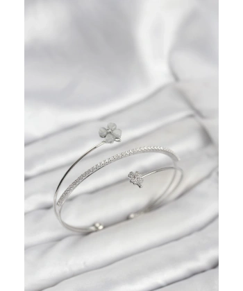 Yonca Çiçek Model Pirinç Gümüş Renk Kadın Bileklik