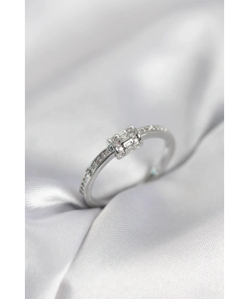 Zirkon Taşlı Gümüş Renk Pirinç Kadın Yüzük