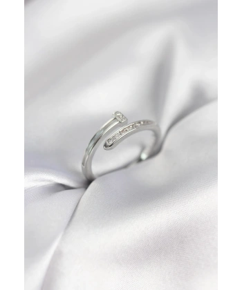 Zirkon Taşlı Gümüş Renk Yassı Çivi Model Kadın Yüzük