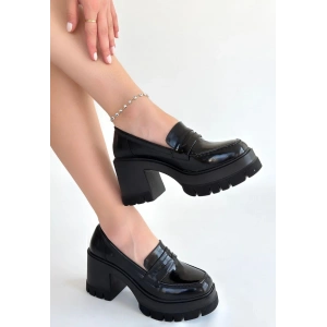 Janes Siyah Rugan Dolgu Topuk Ayakkabı