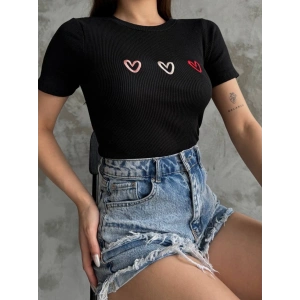 Üçlü kalp nakışlı bluz