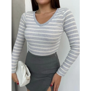 V yaka çizgili bluz gri A3699