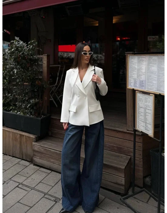 Kadın Sırtı Kuşgözü Bağlama Detaylı Beyaz Blazer Ceket