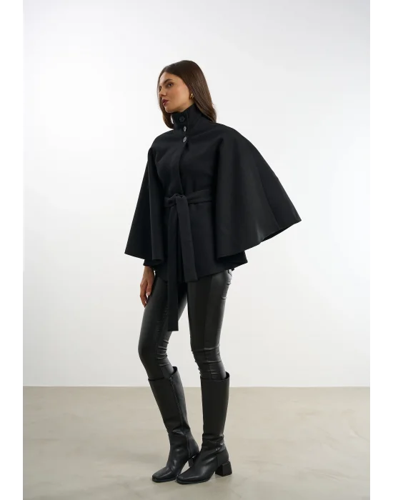Kadın Siyah Kaşe Kumaş Düğmeli Kuşaklı Pelerin Panço