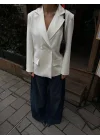 Kadın Sırtı Kuşgözü Bağlama Detaylı Beyaz Blazer Ceket
