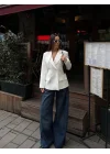 Kadın Sırtı Kuşgözü Bağlama Detaylı Beyaz Blazer Ceket