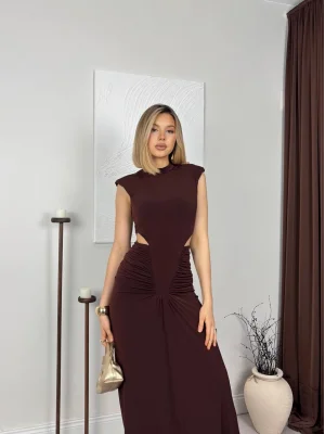 Kadın Vurgulu Omuz Detaylı Bel Dekolteli Büzgülü Kahverengi Maxi Gece Elbisesi