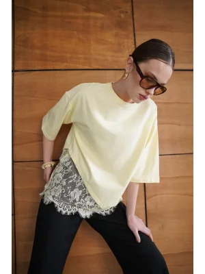 Kadın Dantel Detaylı Sarı Asimetrik Tişört